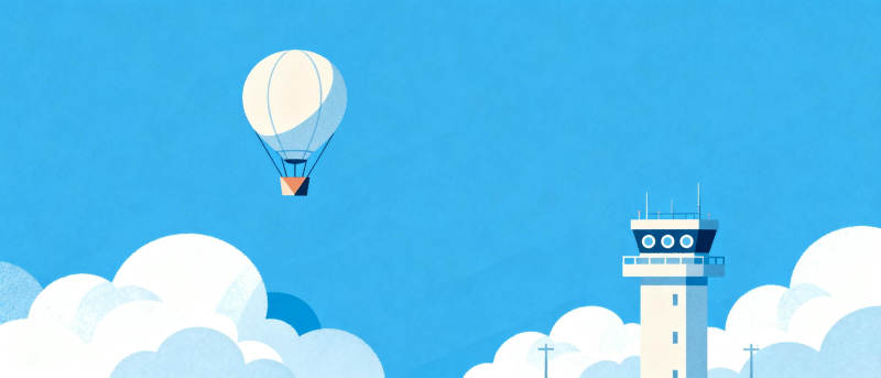 热气球飞越塔楼图片