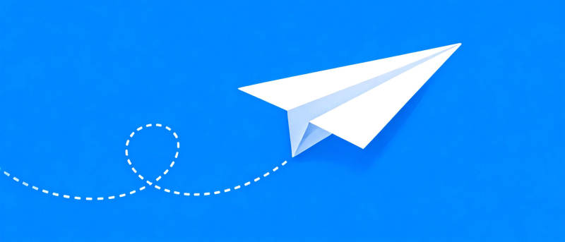 纸飞机飞翔图片