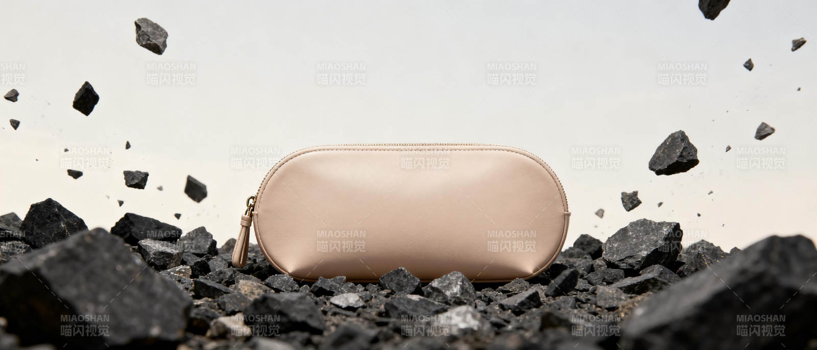 简约包袋 碎石环绕图片