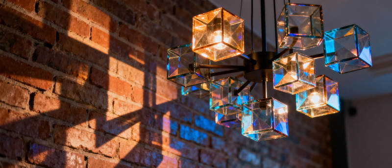 晶莹吊灯映砖墙图片