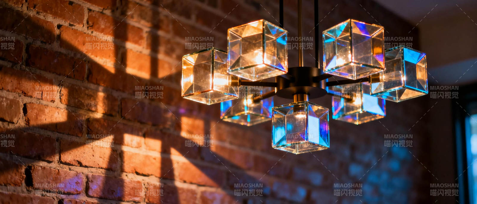 晶莹吊灯映砖墙图片