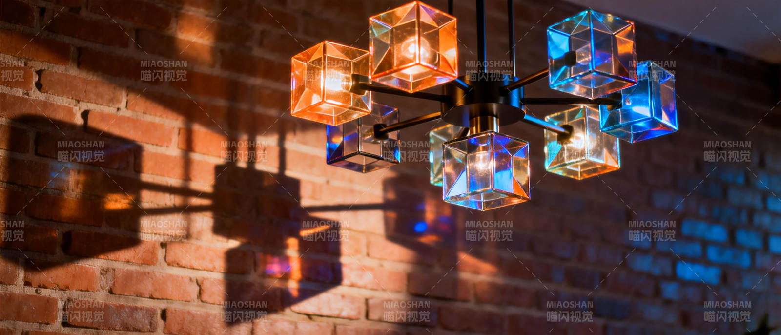 晶莹吊灯映砖墙图片