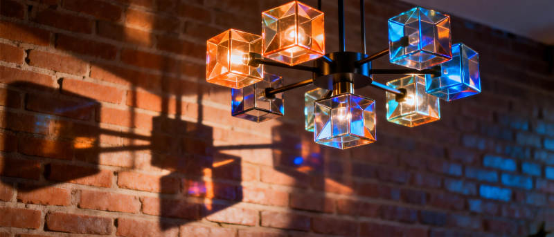 晶莹吊灯映砖墙图片