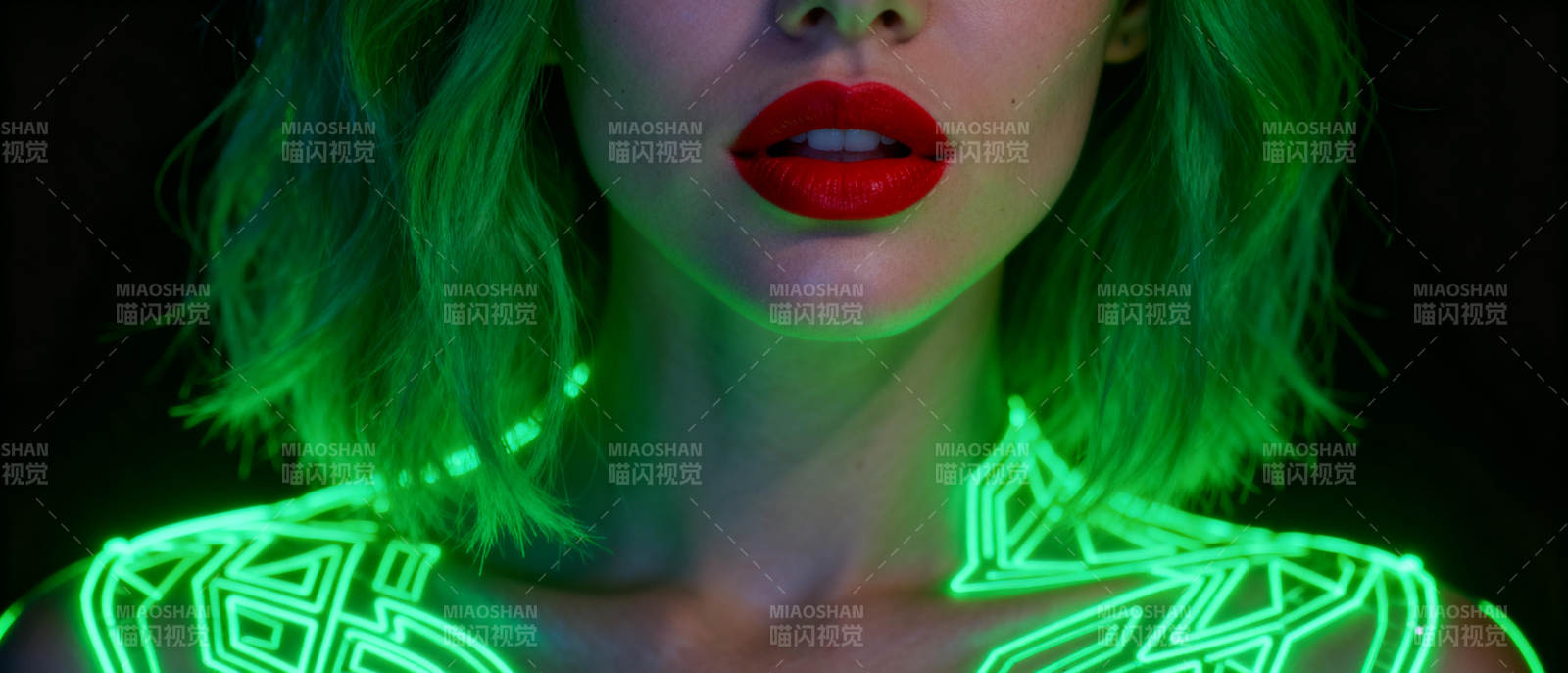 霓虹绿发红唇女图片