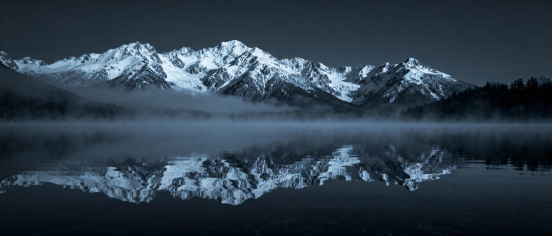 雪山倒影静谧湖图片