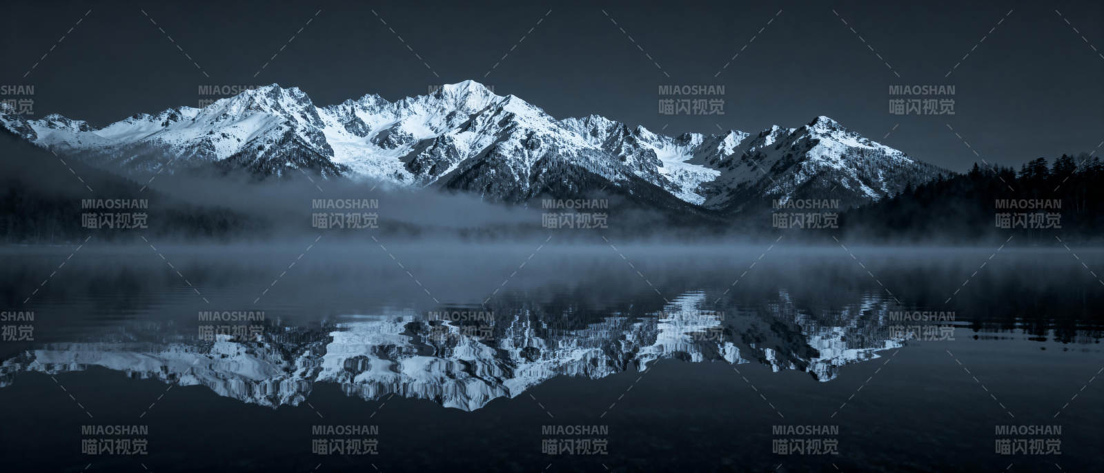 雪山倒影静谧湖图片