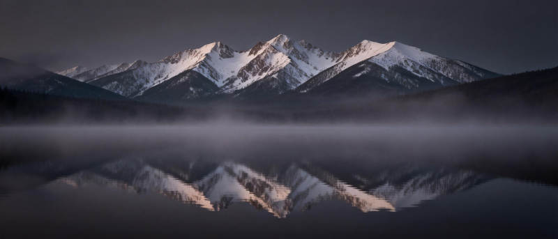 雪山倒影静谧湖图片