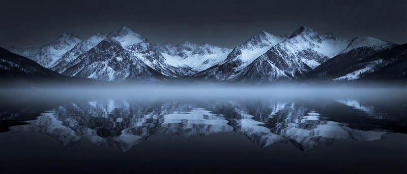 雪峰倒影夜景图片