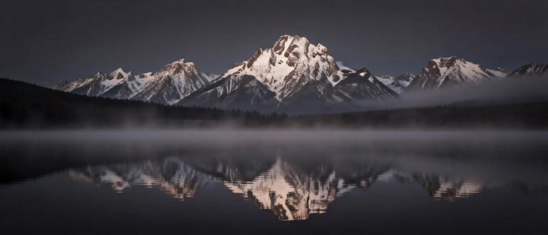 雪山倒影静谧湖图片