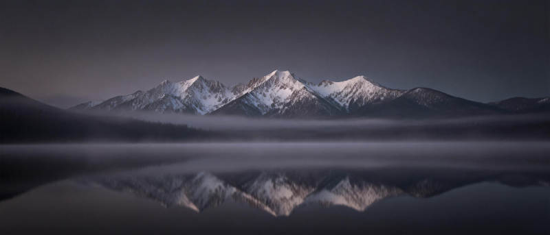 雪山倒影静谧湖图片