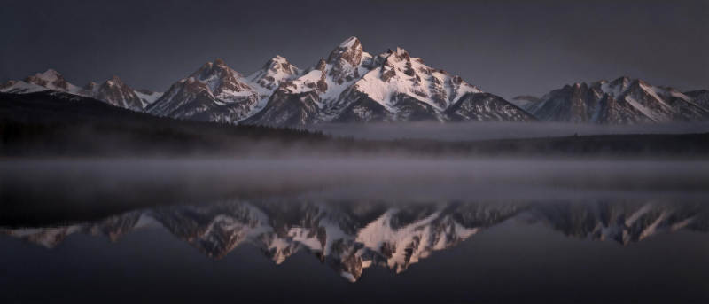 雪山倒影静谧湖图片