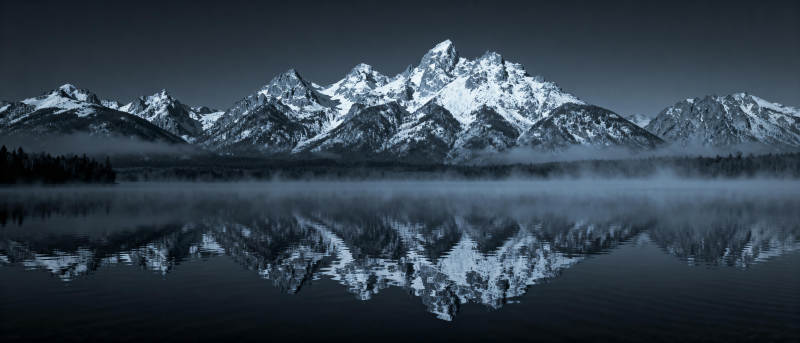 雪山倒影静谧湖图片