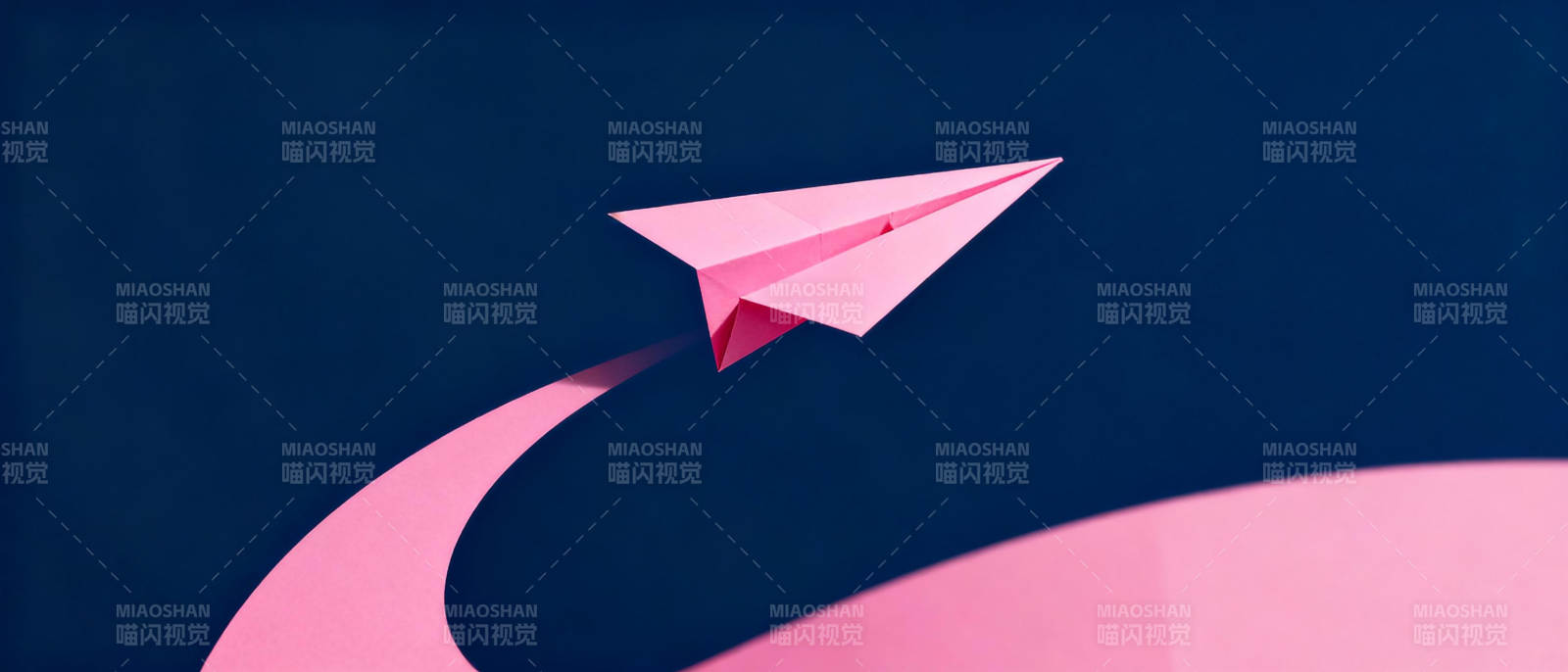 纸飞机翱翔夜空图片