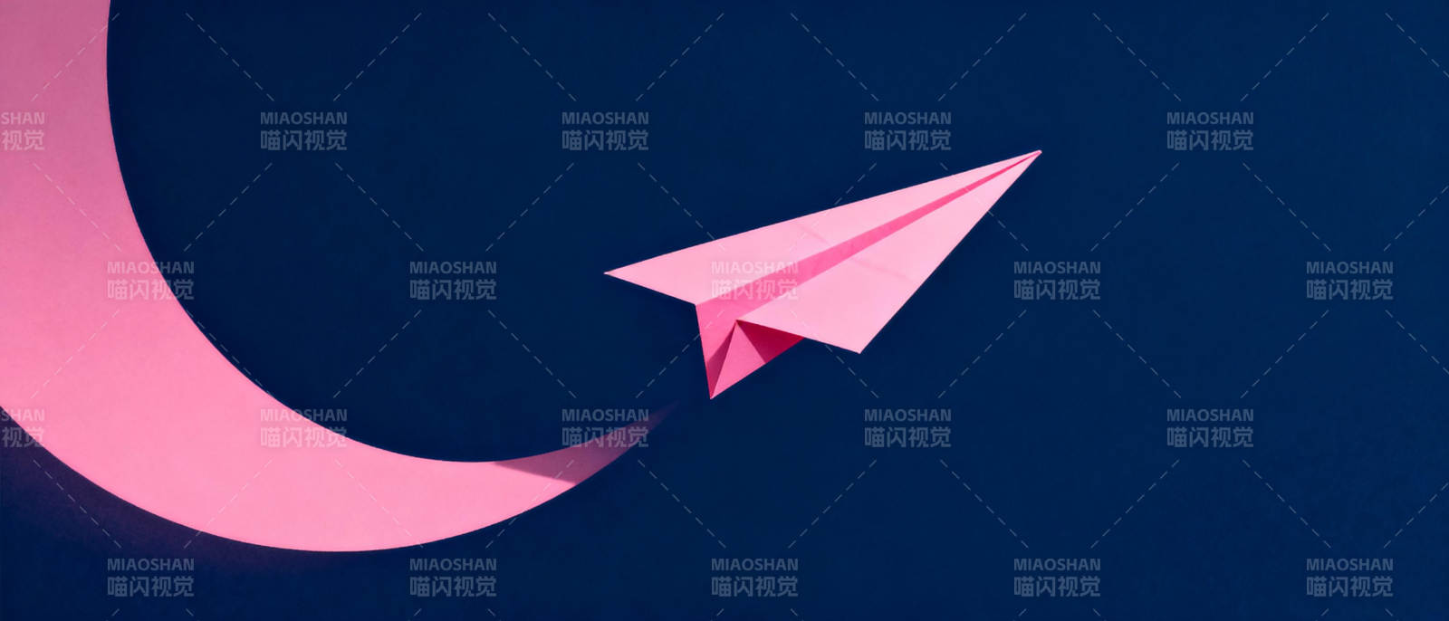 纸飞机飞向月亮图片