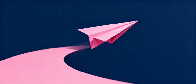 纸飞机翱翔夜空图片