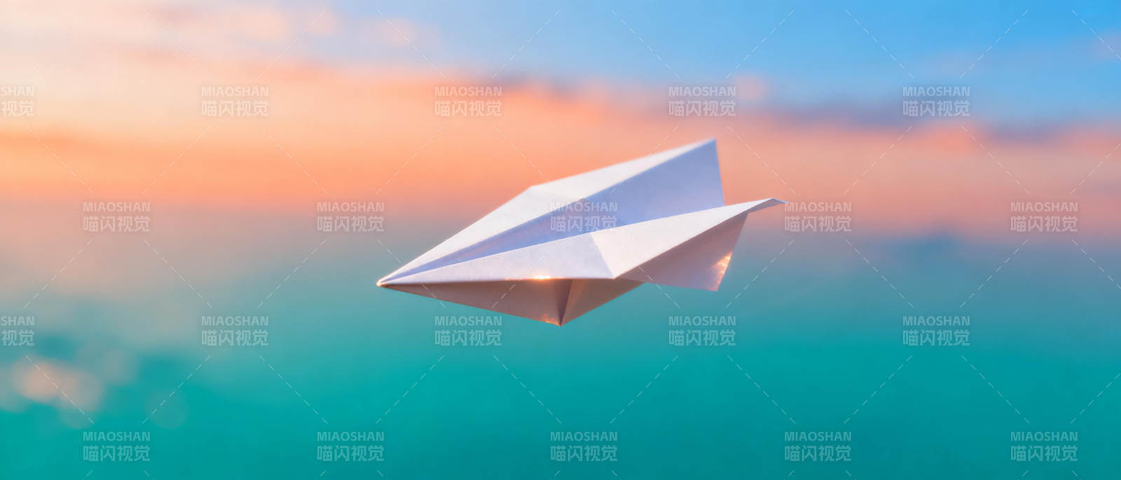 纸飞机翱翔天际图片