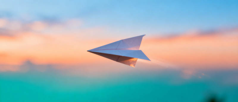 纸飞机飞向天空图片