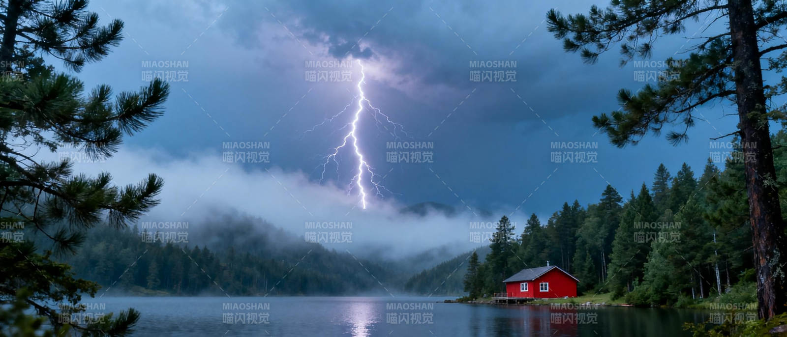 雷电劈湖畔红屋图片