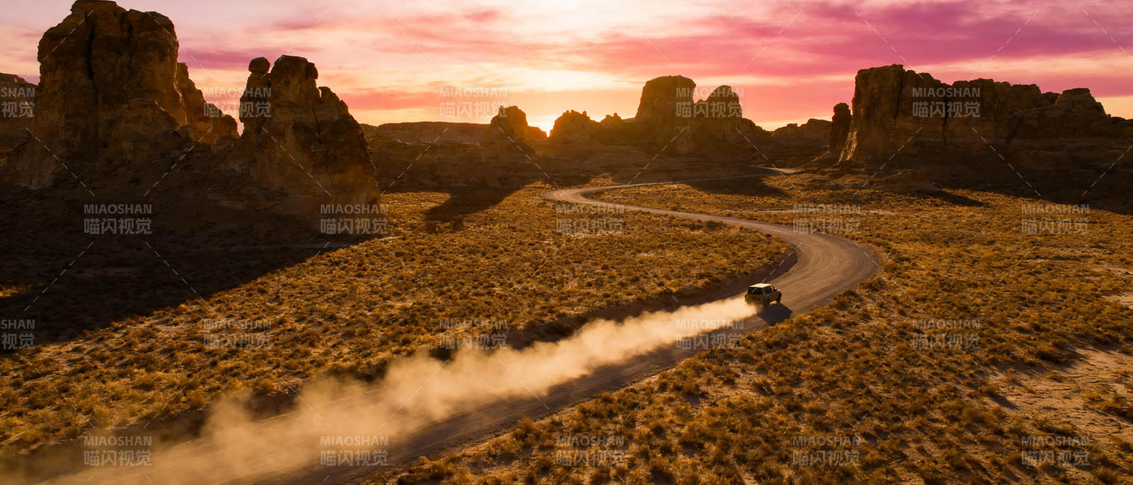 荒漠日落驰骋图片