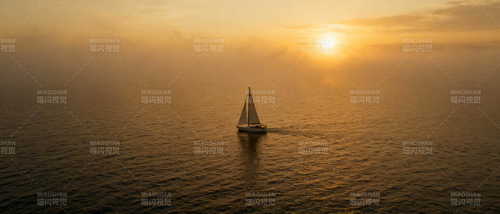 夕阳下的帆船图片