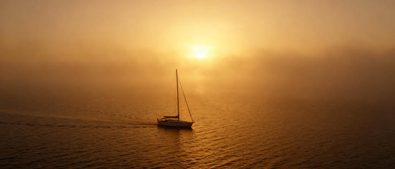 夕阳下的孤帆图片