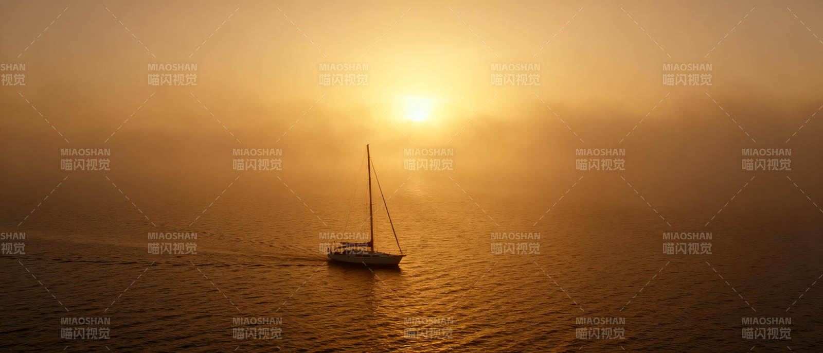 夕阳下的孤帆图片