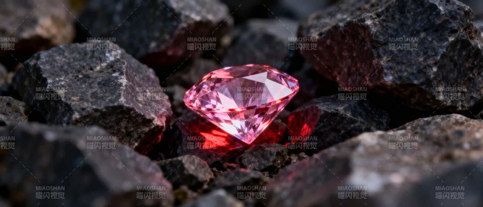 粉钻闪耀于岩石间图片