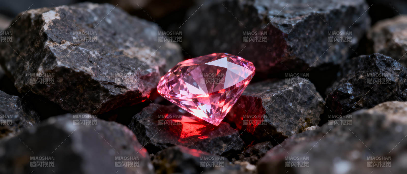 粉钻闪耀于石间图片
