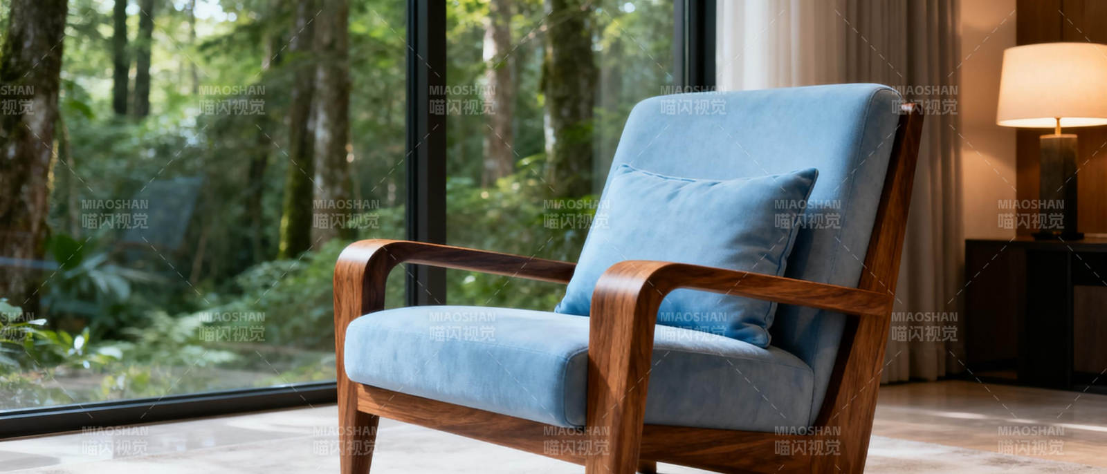 静谧森林中的蓝椅图片