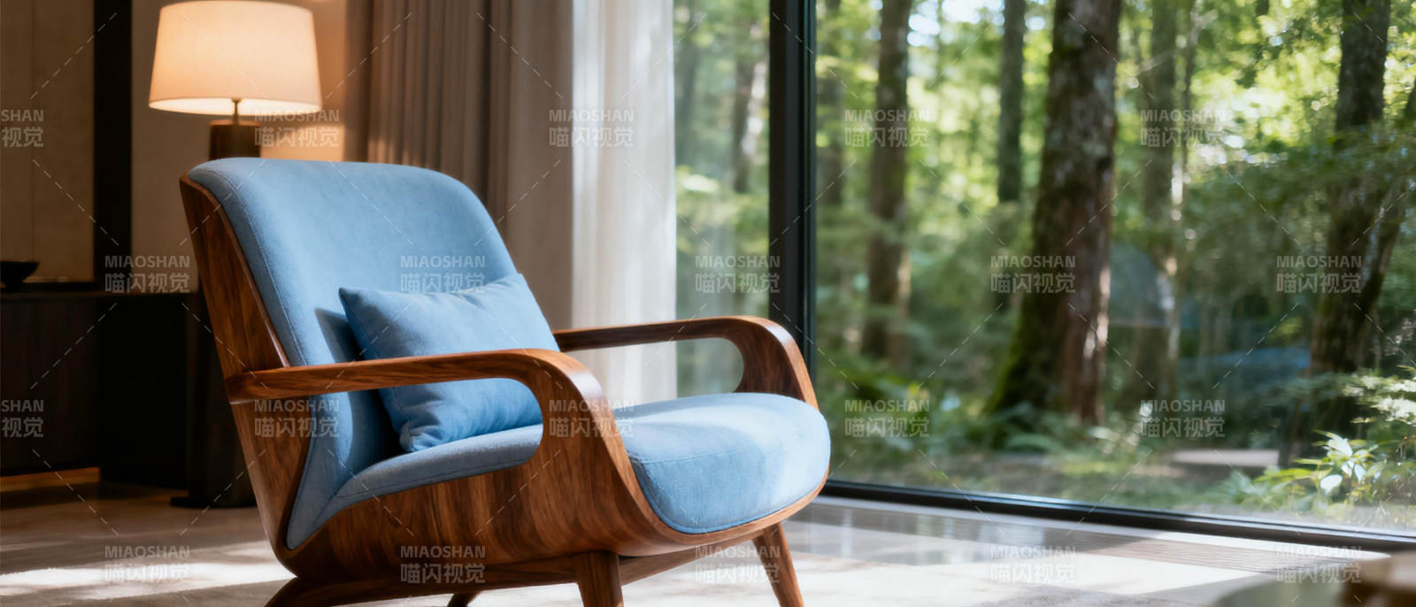 静谧森林中的蓝色沙发椅图片