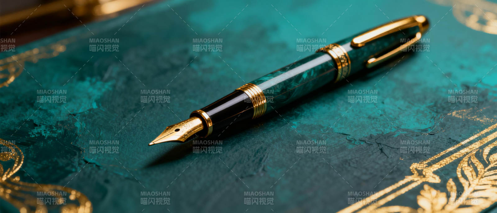 墨绿钢笔静置书页图片