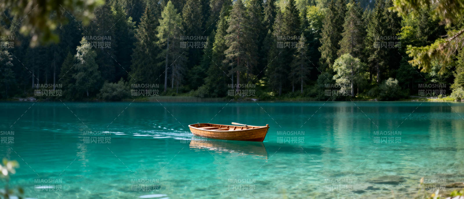 湖上孤舟静谧景图片