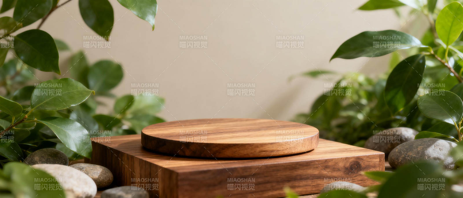 木盘静置于绿植间图片