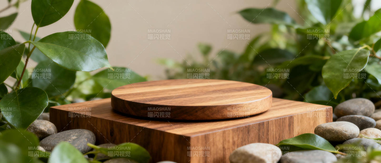 木盘静置于石间图片