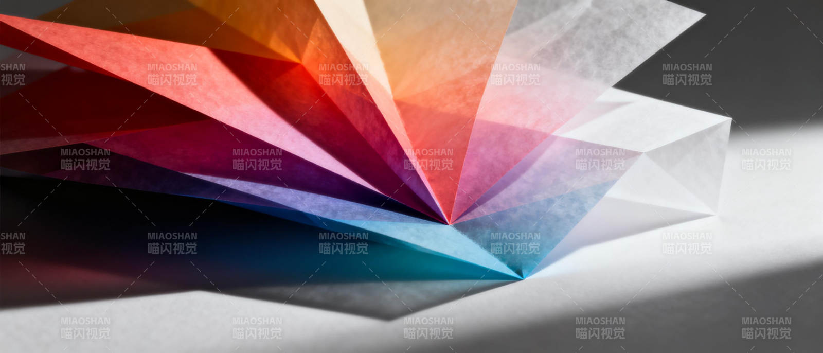 彩纸折扇光影图片