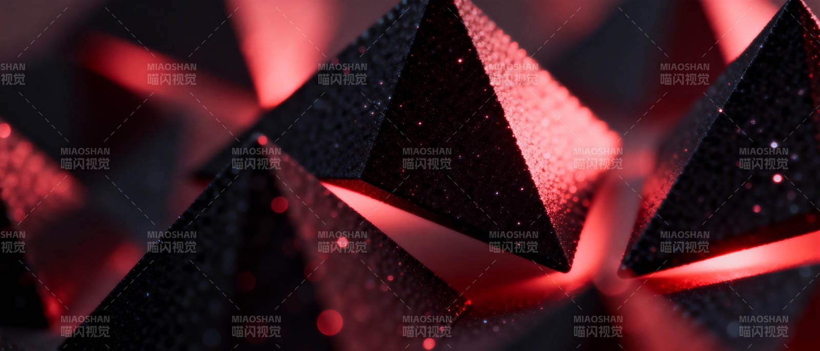 红色棱锥光影交错图片