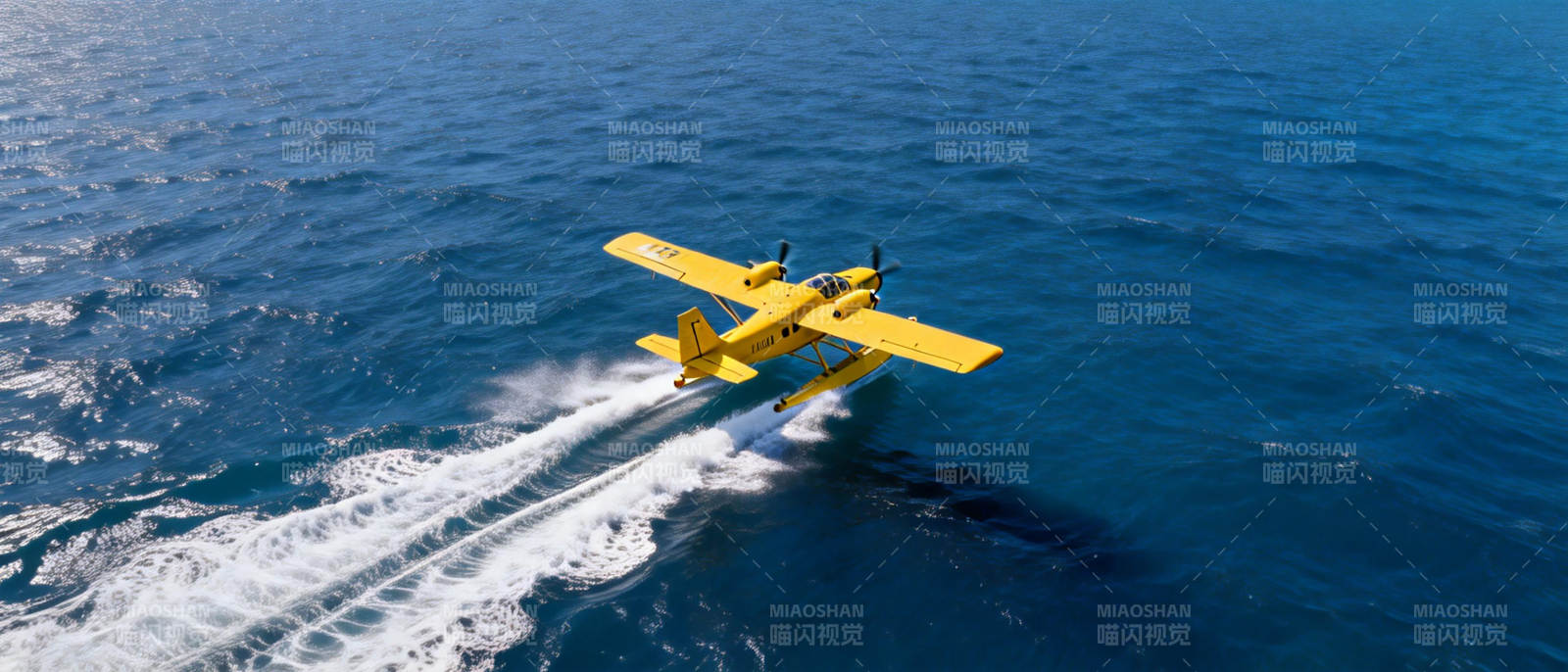 黄飞机掠海面图片