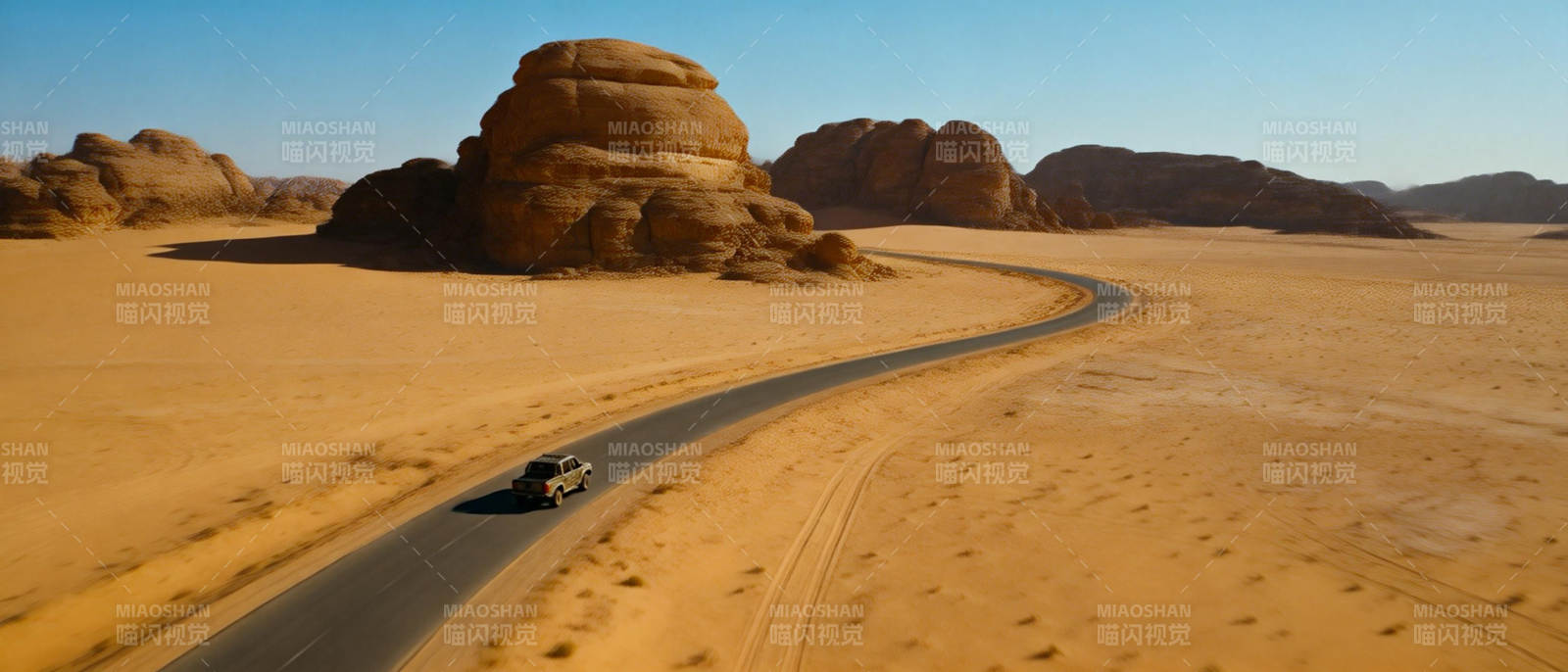沙漠公路行车图图片