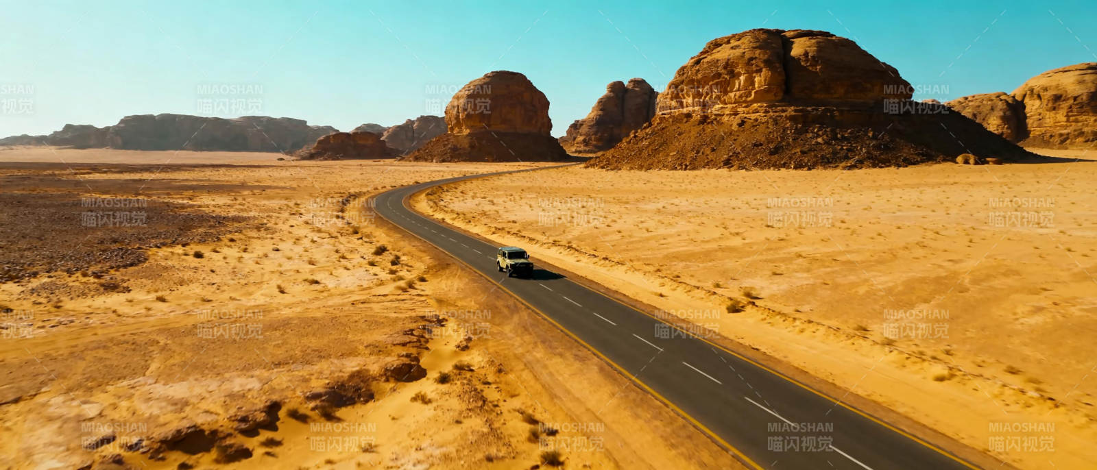 沙漠公路驰骋图片