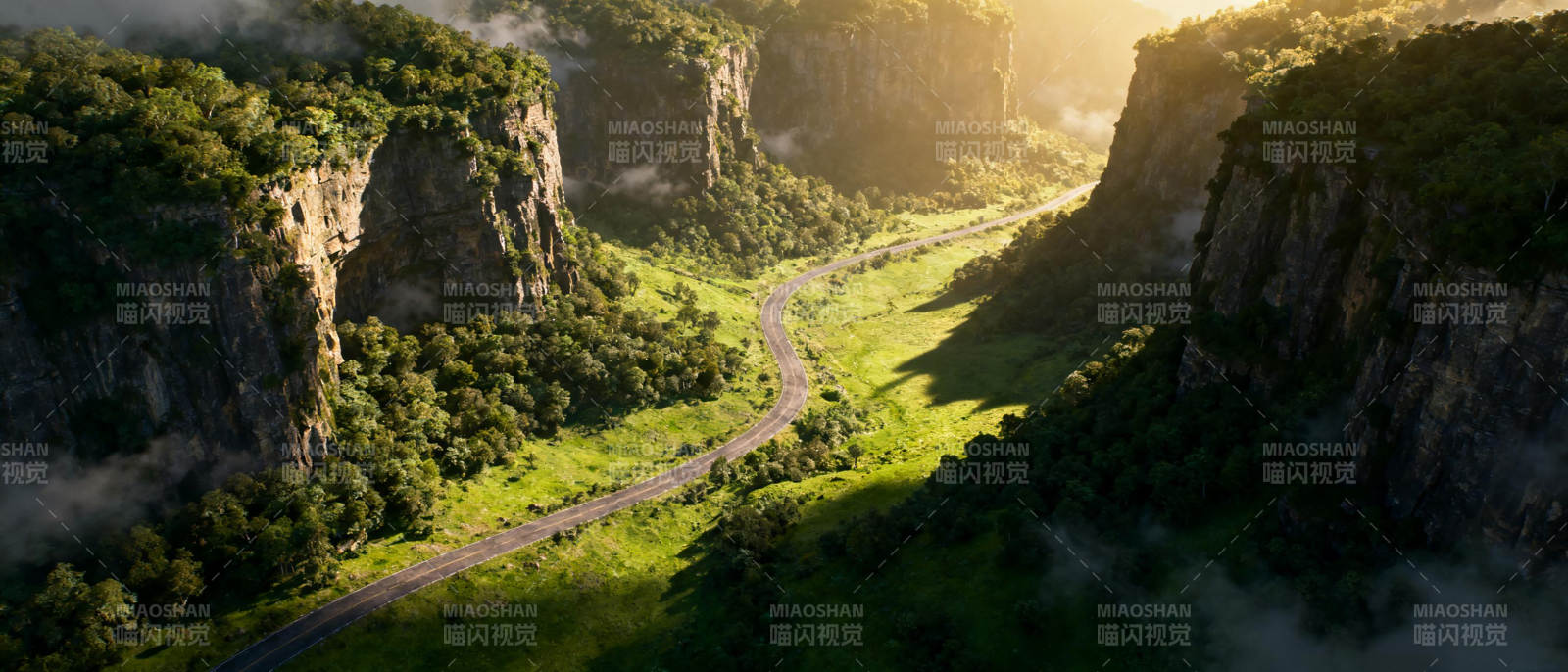 山间公路晨曦美景图片