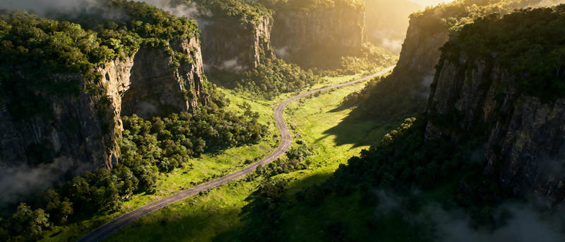 山间公路晨曦美景图片