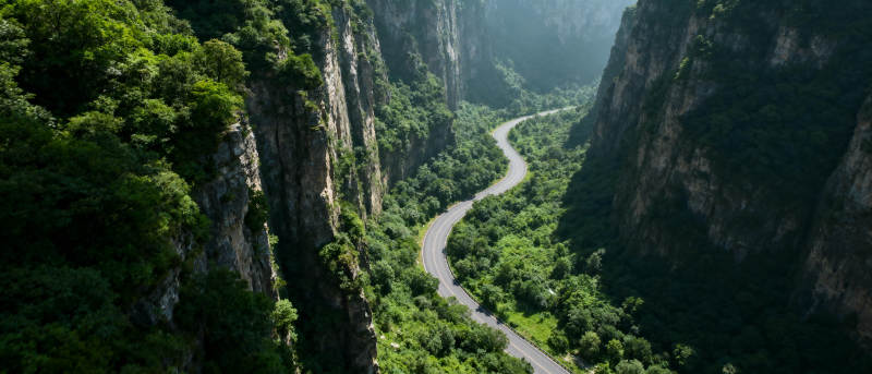 峡谷公路蜿蜒前行图片