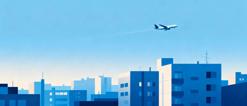城市上空的飞机图片