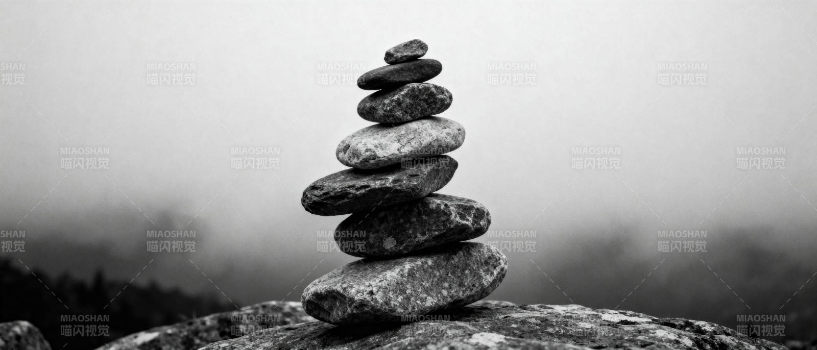 石塔静立雾中图片