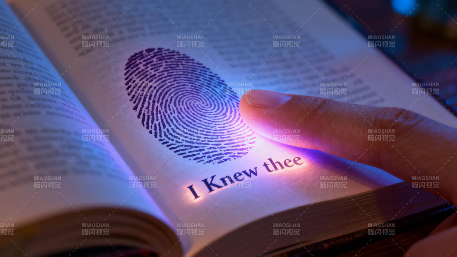 指纹照亮书页图片