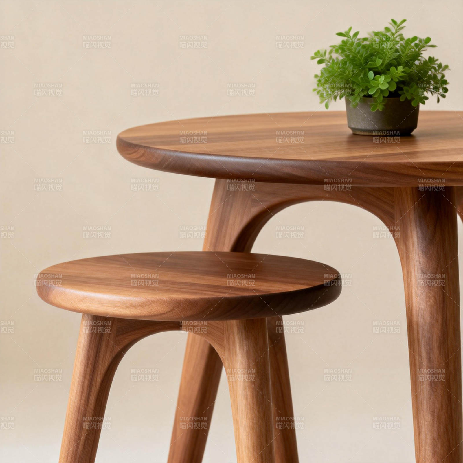 木质桌椅与绿植图片