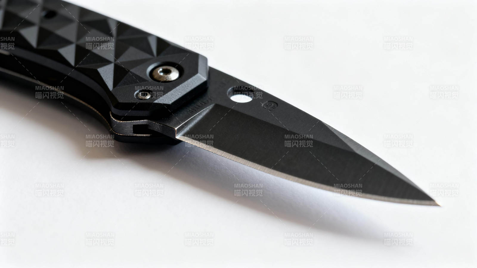 黑色折叠刀特写图片