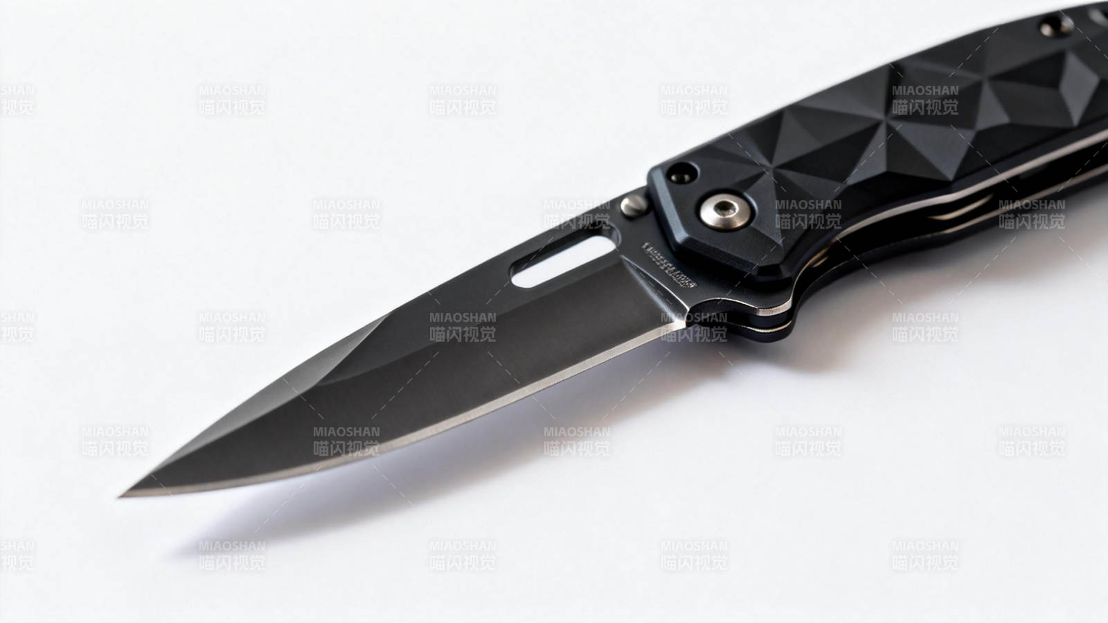 黑色折叠刀特写图片