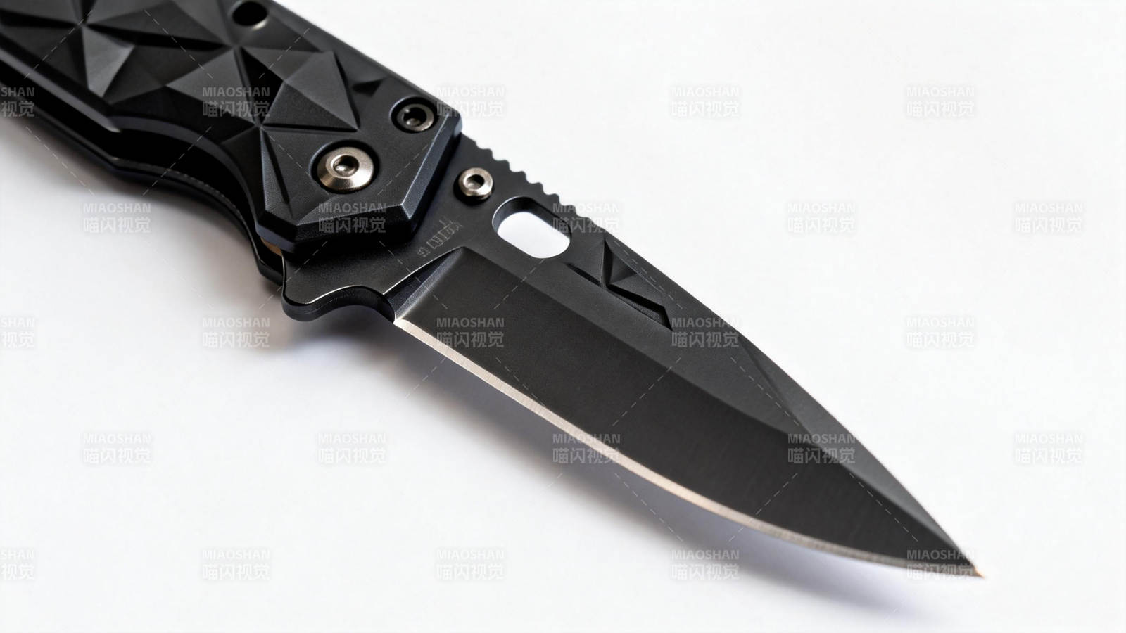 黑色折叠刀特写图片