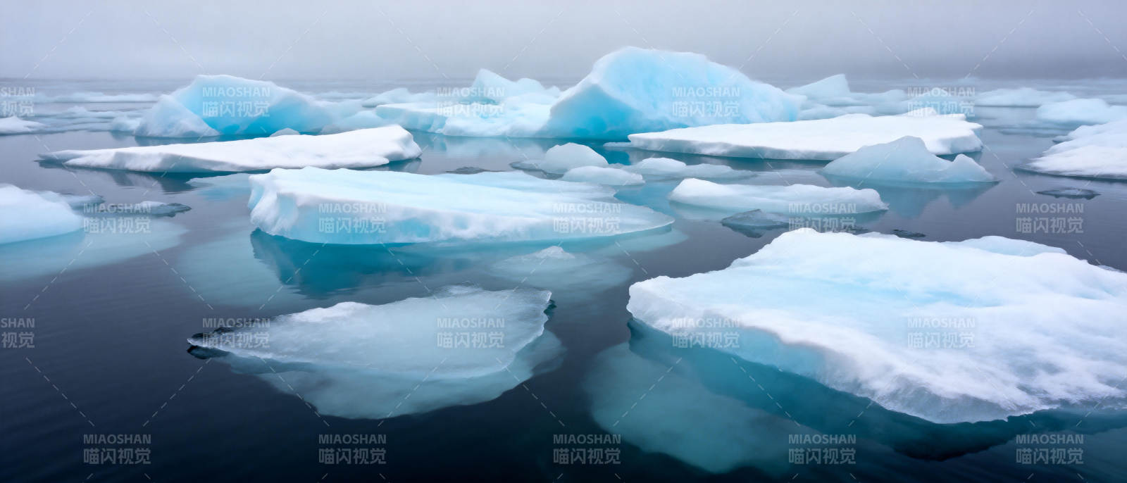 冰川漂浮海面图片
